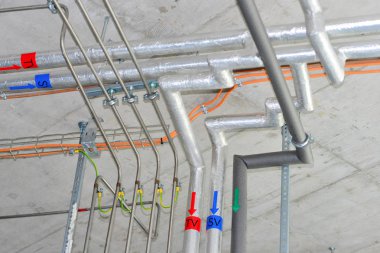 PRAG, CZECH REPUBLIC - 25 Mayıs 2019: Metal yapılarda elektrik kabloları ve teknolojik sistemlerin kabloları. Organik ve Biyokimya Bilimler Akademisi .