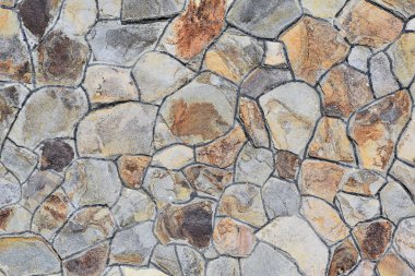 Çatlamış bir taştan bir duvar parçası.