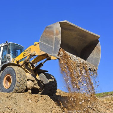 Kalush, Ukrayna - 19 Mayıs 2014: Ukrayna 'nın Kalush kenti yakınlarındaki bir inşaat alanında buldozer