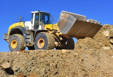 Kalush, Ukrayna - 19 Mayıs 2014: Ukrayna 'nın Kalush kenti yakınlarındaki bir inşaat alanında buldozer