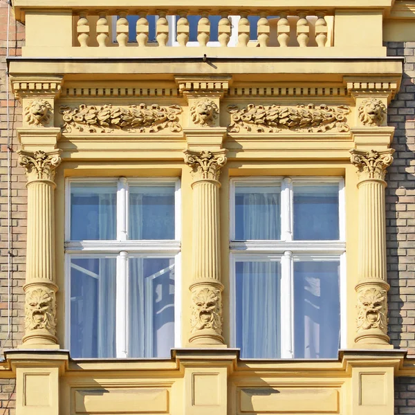 Ikkunat Muinaisessa Rakennuksessa Vanha Praha 2019 — kuvapankkivalokuva