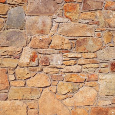 Çatlamış bir taştan bir duvar parçası.