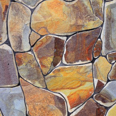 Çatlamış bir taştan bir duvar parçası.