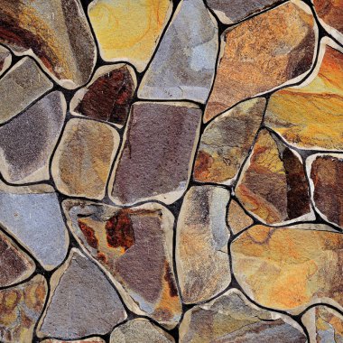 Çatlamış bir taştan bir duvar parçası.