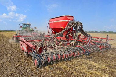 Kalush, Ukrayna - 10 Ağustos 2014: 10 Ağustos 2014 'te Batı Ukrayna' nın Kalush kenti yakınlarındaki tarlada bir ekicisi olan modern John Deere traktörü