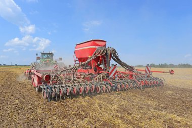Kalush, Ukrayna - 10 Ağustos 2014: 10 Ağustos 2014 'te Batı Ukrayna' nın Kalush kenti yakınlarındaki tarlada bir ekicisi olan modern John Deere traktörü