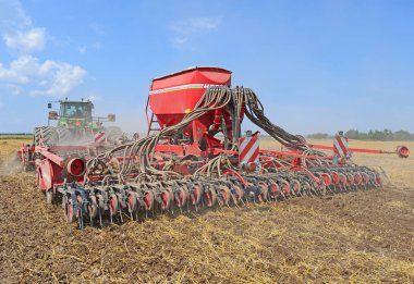 Kalush, Ukrayna - 10 Ağustos 2014: 10 Ağustos 2014 'te Batı Ukrayna' nın Kalush kenti yakınlarındaki tarlada bir ekicisi olan modern John Deere traktörü