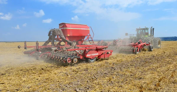 Kalush, Ukrayna - 10 Ağustos 2014: 10 Ağustos 2014 'te Batı Ukrayna' nın Kalush kenti yakınlarındaki tarlada bir ekicisi olan modern John Deere traktörü
