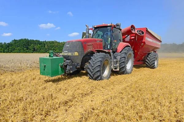 Калуш Украина Октября 2014 Современный Трактор John Deere Прицепом Транспортировки — стоковое фото