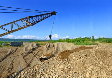 Extraction of gravel by a dredge in open cast