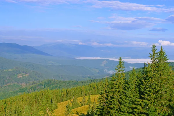 Schöne Landschaft Mit Bergen Und Blauem Himmel — Stockfoto