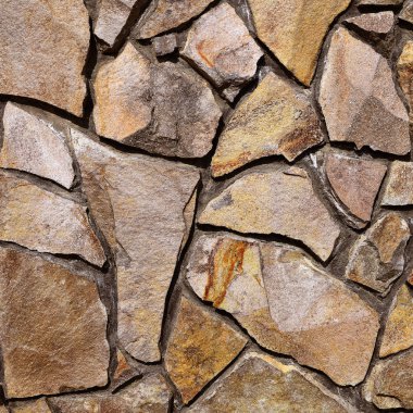 Çatlamış bir taştan bir duvar parçası.
