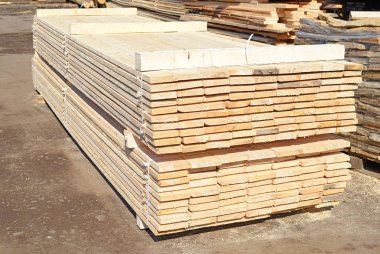 Depoya istiflenmiş tahta yığınları.