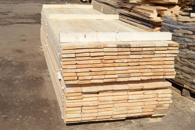 Depoya istiflenmiş tahta yığınları.