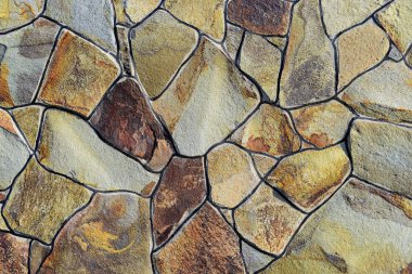 Çatlamış bir taştan bir duvar parçası.