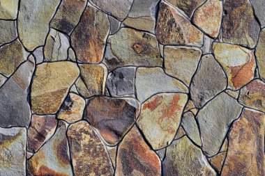 Çatlamış bir taştan bir duvar parçası.