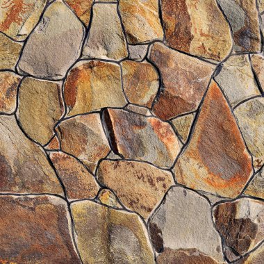 Çatlamış bir taştan bir duvar parçası.