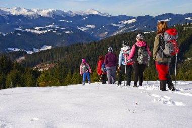 Verkhovyna, Ukrayna - 6 Aralık 2015: Batı Ukrayna 'nın Verkhovyna kasabası yakınlarındaki Karpatlar' da kayak yamacında bir grup turist
