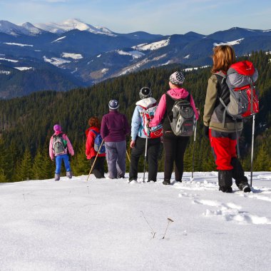 Verkhovyna, Ukrayna - 6 Aralık 2015: Batı Ukrayna 'nın Verkhovyna kasabası yakınlarındaki Karpatlar' da kayak yamacında bir grup turist