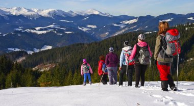 Verkhovyna, Ukrayna - 6 Aralık 2015: Batı Ukrayna 'nın Verkhovyna kasabası yakınlarındaki Karpatlar' da kayak yamacında bir grup turist