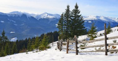 Dağlardaki güzel kış manzarası