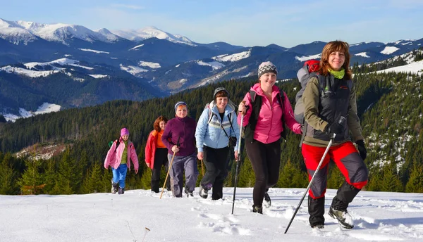 Verkhovyna Ukraine December Group Tourists Ski Slope Carpathians Town Verkhovyna —  Fotos de Stock