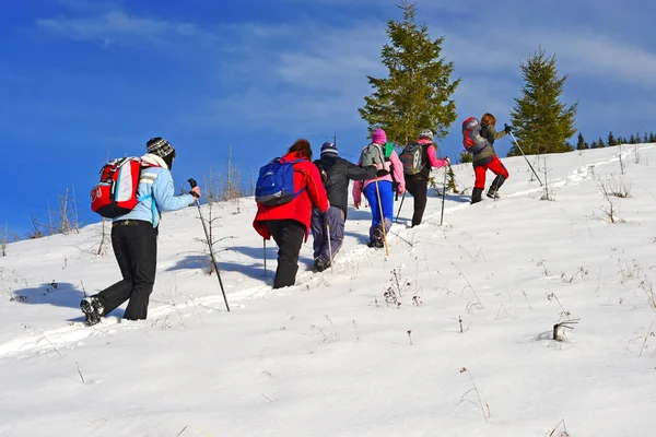 Verkhovyna Ukraine December Group Tourists Ski Slope Carpathians Town Verkhovyna — Stock Photo, Image