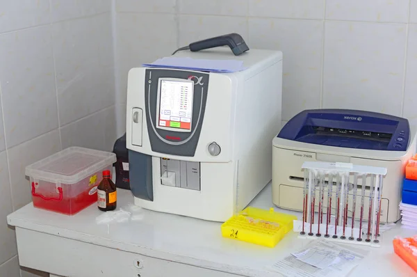 Kalush ウクライナ 6月11 2018 西ウクライナのKalush一次医療センターの研究室で血液生化学分析器の仕事 — ストック写真