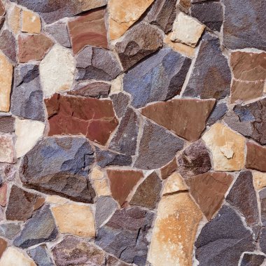 Çatlamış bir taştan bir duvar parçası.