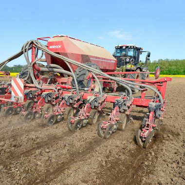 Traktör tarlayı sürüyor.