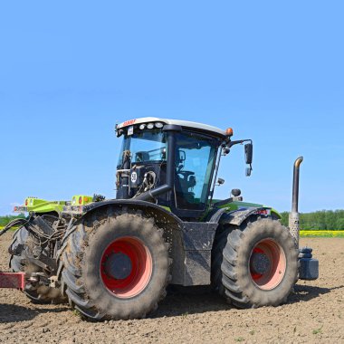 Traktör tarlayı sürüyor.