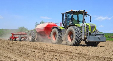 Traktör tarlayı sürüyor.