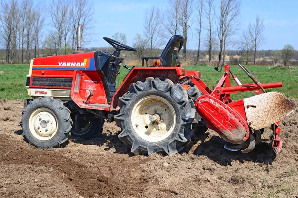 Man Trekker Ploegen Het Veld — Stockfoto