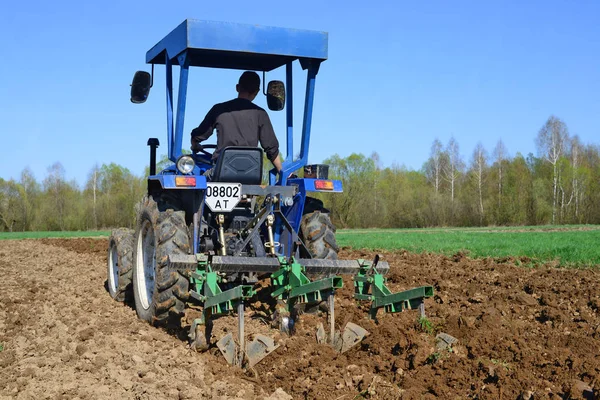 Man Tractor Plowing Field — 图库照片