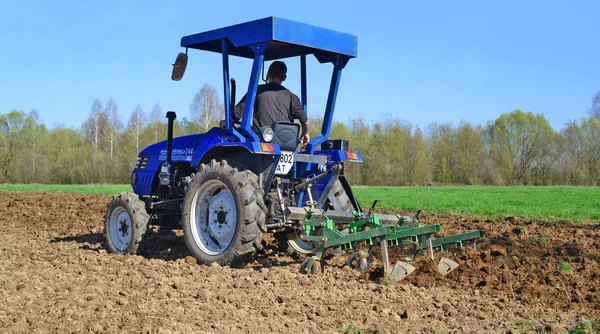 Man Tractor Plowing Field — Foto de Stock