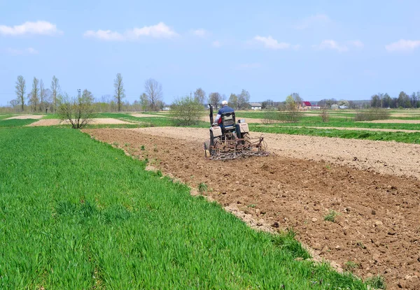 Man Tractor Plowing Field — Stock fotografie