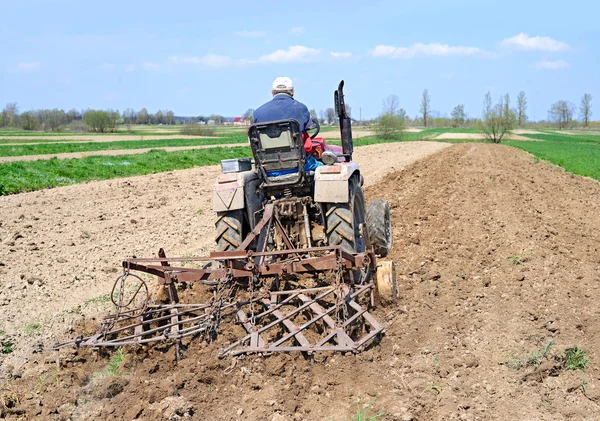 Man Tractor Plowing Field —  Fotos de Stock