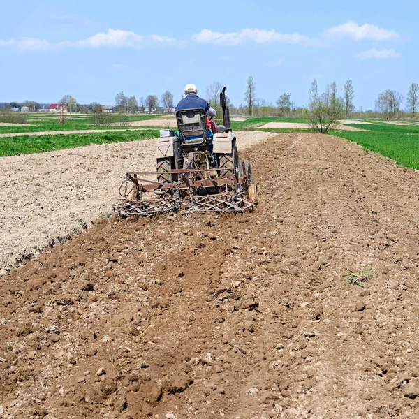 Man Tractor Plowing Field — Stockfoto
