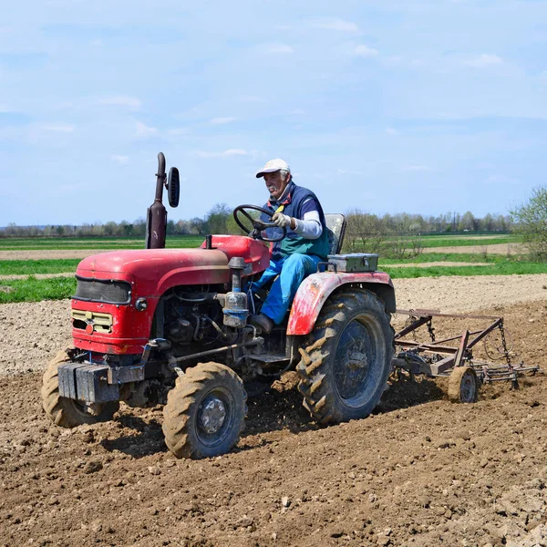 Kalush Ukraina April Jordbrukare Traktor Hanterar Fält Nära Staden Kalush — Stockfoto