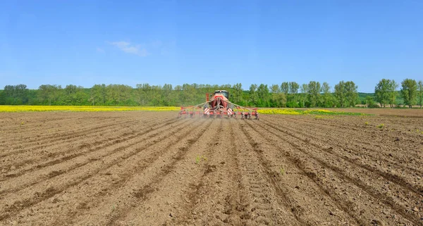 Tractor Arando Campo — Foto de Stock