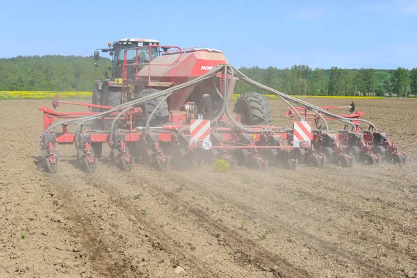 Trekker Ploegen Het Veld — Stockfoto