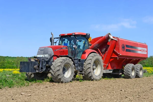 Trekker Ploegen Het Veld — Stockfoto