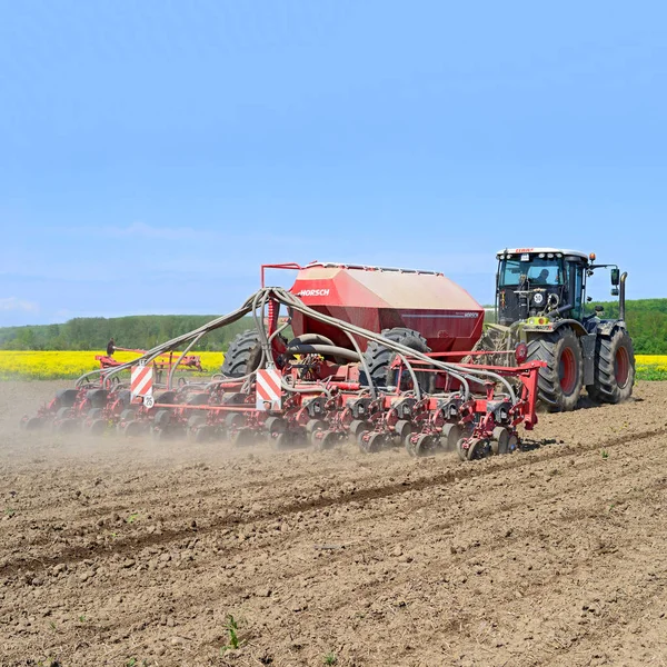 Trekker Ploegen Het Veld — Stockfoto