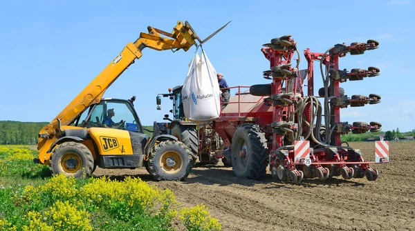 Kalush Ukraine May 2015 Load Fertilizer Hopper Sowing Maize Crop — Stock Fotó