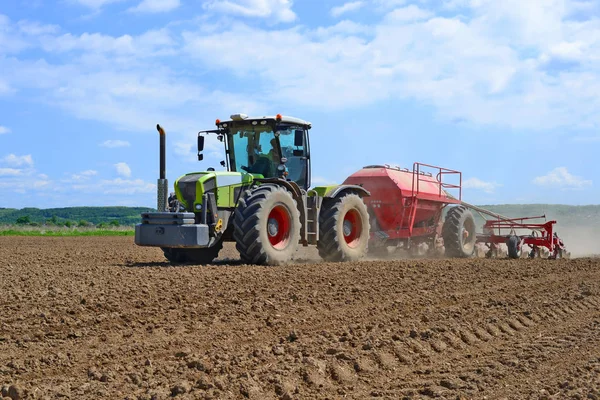 Tractor Plowing Field — Stock Photo, Image