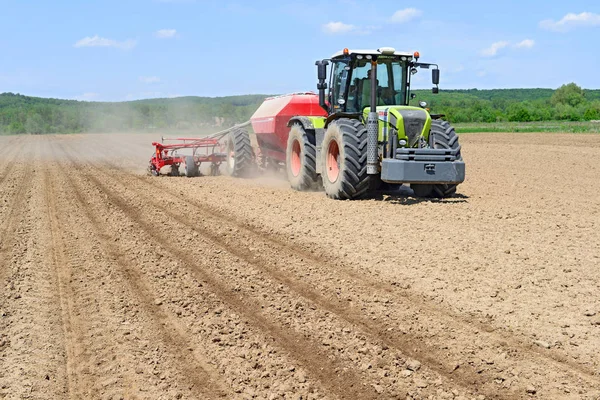 Trekker Ploegen Het Veld — Stockfoto