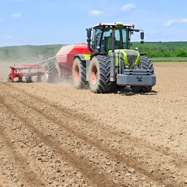 Tractor Arando Campo — Foto de Stock