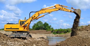 Kazıcı inşaat alanında çalışıyor. 