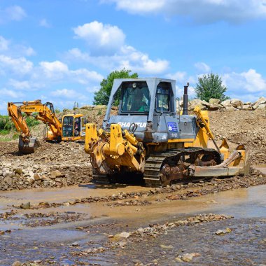 Kalush, Ukrayna - 22 Temmuz 2013: şehrin Kalush, Ukrayna Nehri'nin mainstream kazılan çakıl .