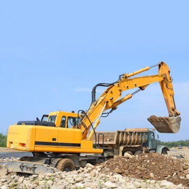 Taş ocağında çalışan kazıcı.